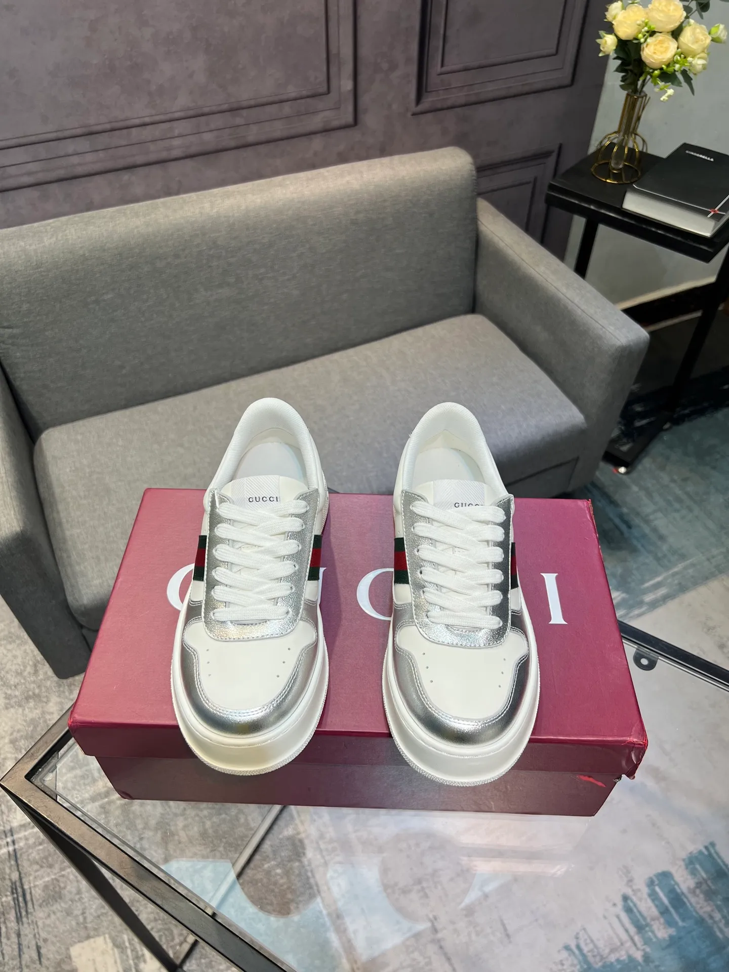 Men's men's shoes💰640 Gucci counter's latest couple's biscuit shoes‼ ️ 👑Purchasing agent level Gucci’s latest IP lightweight thick-soled white shoes can be put on your feet in seconds**4CM! ! Simple, easy to match and full of retro charm ~ the latest anti-counterfeiting cloth label on the tongue. And with electronic chip anti-counterfeiting.   The upper is made of imported environmentally friendly water-dyed calfskin, with a +1:1 fly-woven mesh surface to absorb sweat and an inner lining! Fly-knitted leather molded latex insole. Original IP lightweight outsole, one-piece injection molding, super comfortable and elastic, size: female 35-40 (female 41 customized) male 39-44 (male 38.45 46 customized)